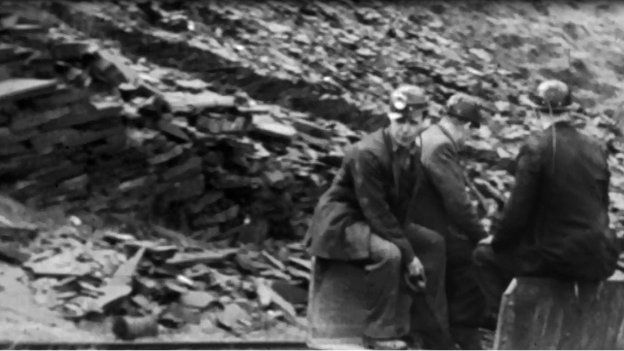 Chwarelwyr Blaenau Ffestiniog ar fin dechrau shifft dan ddaear yn 1959