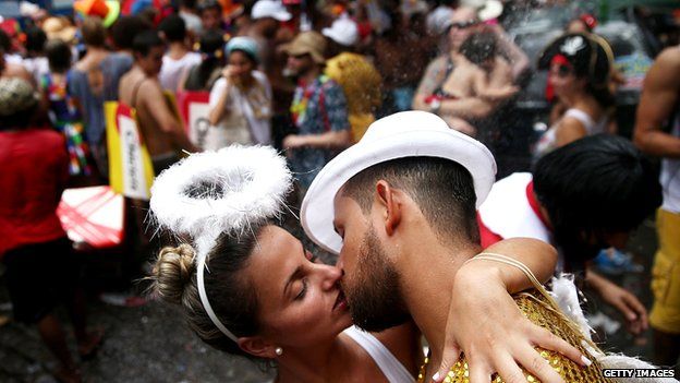 Brazilian carnival becomes a kissing competition - BBC News