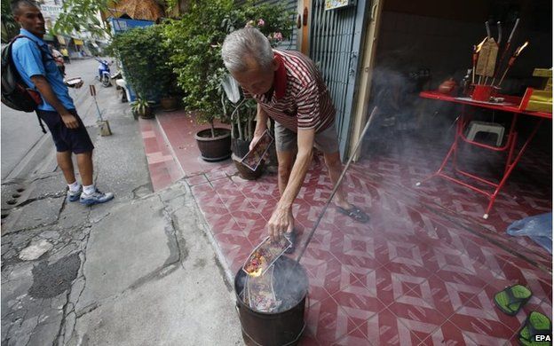 Chinese-Thai man burns offerings in Bangkok, Thailand (18 Feb 2015)
