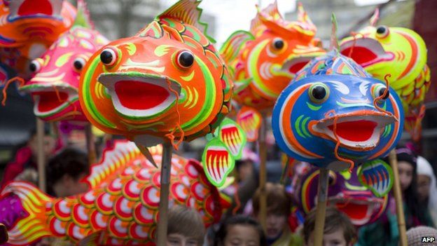 London welcomes Year of the Rabbit at Lunar New Year - BBC News