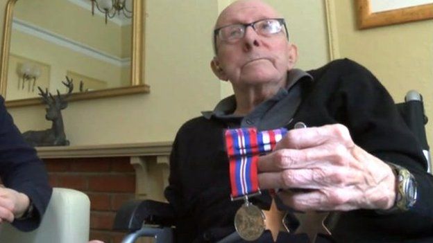 Dartford WW2 veteran backs war pension law change - BBC News