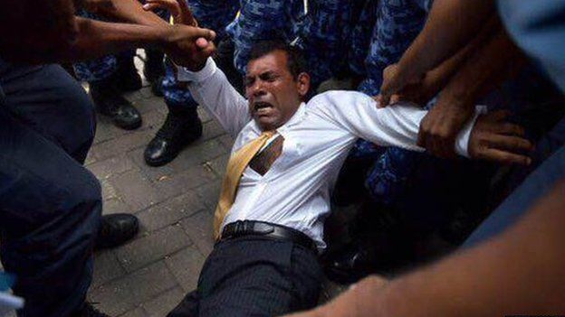 Mohamed Nasheed being taken to the Criminal Court in Male, 23 Feb 2015