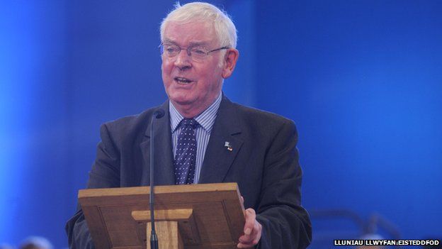 John Rowlands yn beirniadu o lwyfan y brifwyl yn 2012 (Llun: Lluniau Llwyfan)