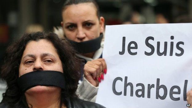 Supporters of Charbel Khalil carry banners saying "Je Suis Charbel" outside the judicial palace in Beirut, Lebanon (23 February 2015)