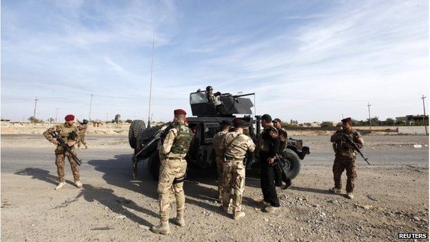 Iraqi troops outside Baiji, north of Baghdad (December 2014)