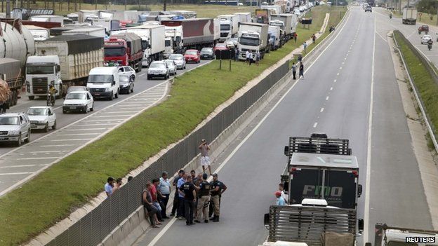 Truck drivers protest in Parana state