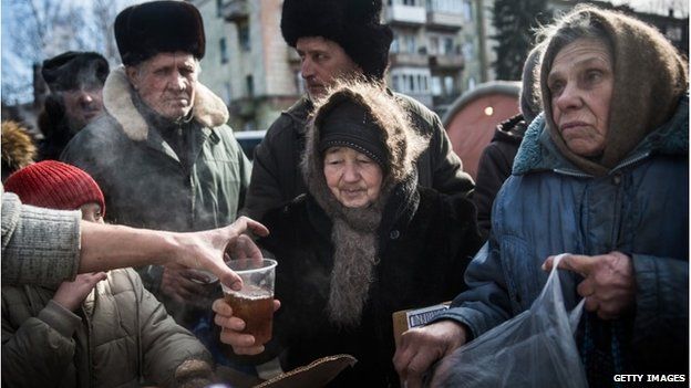 Residents receive tea from rebels in Debaltseve, 25 February 2015