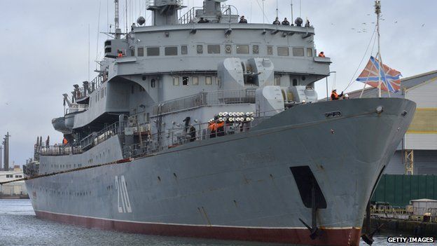 Russian training ship Smolny leaves Saint-Nazaire harbour, on 18 December 2014