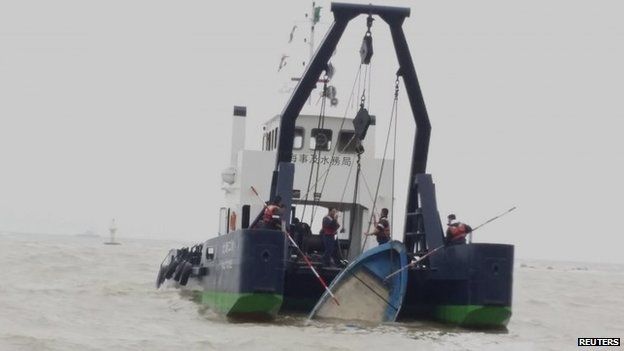 Macau's Marine and Water Bureau lift up a capsized speedboat (27 Feb 2015)