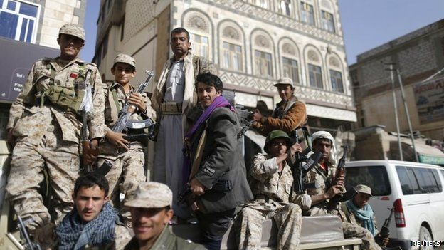 Houthi fighters ride a pick-up while patrolling a street in Sanaa, Yemen (21 January 2015)