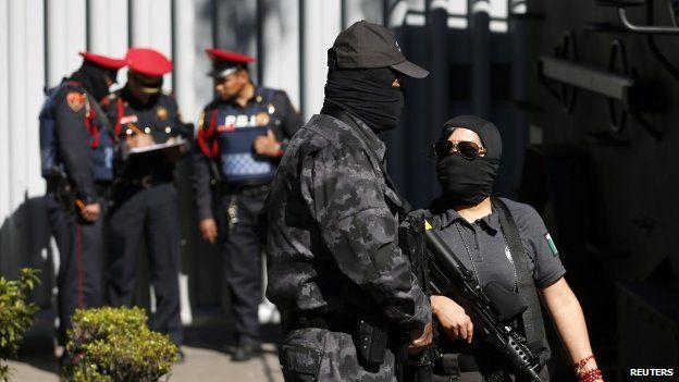 Federal police officers stand outside the building housing the Assistant Attorney General's Office for Special Investigations on Organized Crime (SEIDO) in Mexico City (27 February 2015)