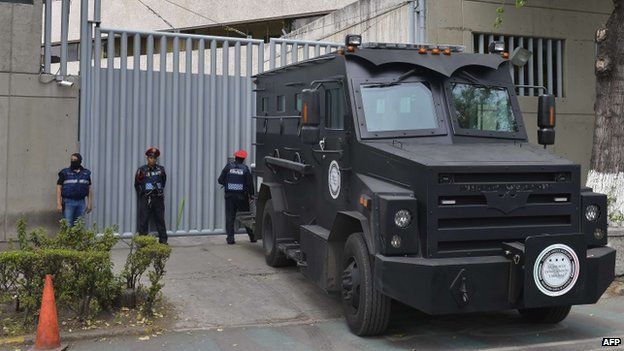 An armoured truck of Mexican Federal Police stand guard outside the General Prosecutor's office in Mexico City (27 February 2015)