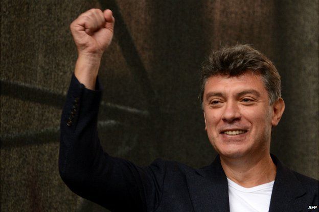 Boris Nemtsov gestures to the crowd during an anti-Putin protest in Moscow - 15 September 2012