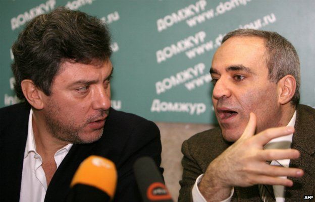 Garry Kasparov, right, speaks with Boris Nemtsov at a press conference in Moscow - 6 February 2009