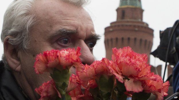 Man lays flowers at site of killing of Boris Nemtsov - 28 February