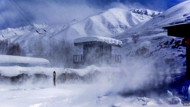 Snow storm in the Paryan district of Panjshir province (28 February 2015)