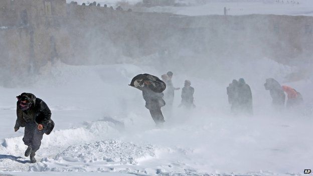 Afghans take cover from snow in the Paryan district of Panjshir province (27 February 2015)