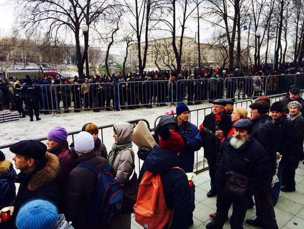 People wait to pay respects at the coffin of Boris Nemtsov in Moscow, 3 March