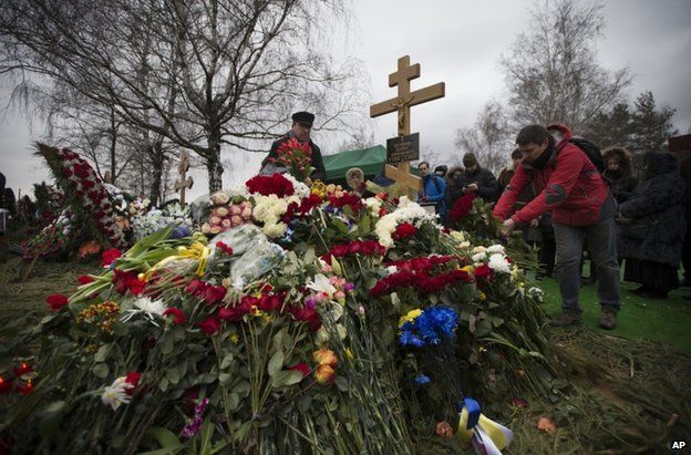 People laid flowers at Boris Nemtsov's grave after the burial ceremony at Troekurovskoye Cemetery in Moscow, 3 March
