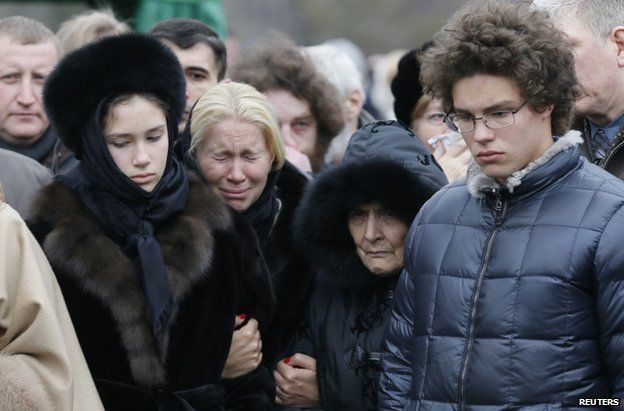 Nemtsov's former partner Yekaterina Odintsova (2nd L), their children Anton (R) and Dina, and his mother Dina Eidman (2nd R) attend his funeral in Moscow, 3 March