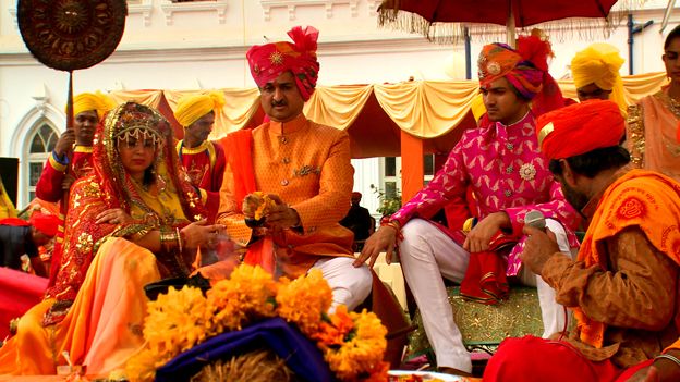 Жених и его родители - принц Мандхата Синх Джадеджа (в центре) проводит ритуалы перед свадьбой своего сына Джайдипа (справа)
