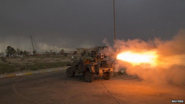 Shia militiamen fire rockets at Islamic State positions near Tikrit (3 March 2015)