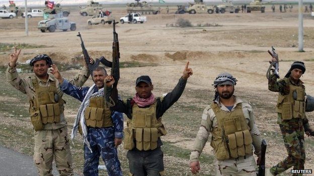 Iraqi soldiers and militiamen celebrate near Hamrin, Salahuddin province (3 March 2015)