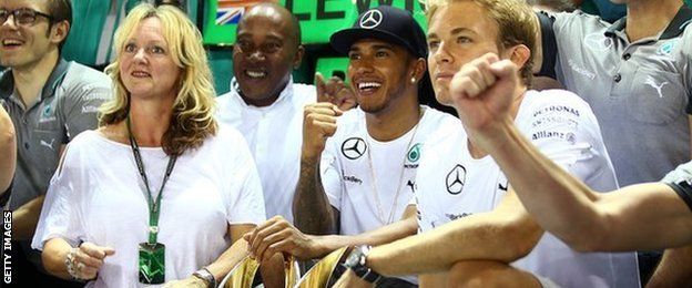 Lewis Hamilton (centre)