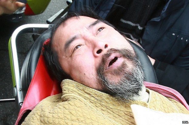 Suspected attacker Kim Ki-jong is taken to hospital in Seoul, 5 March