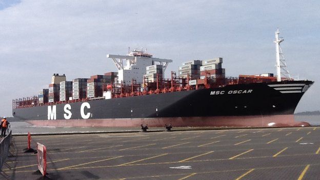 World's largest container ship MSC Oscar in Felixstowe - BBC News