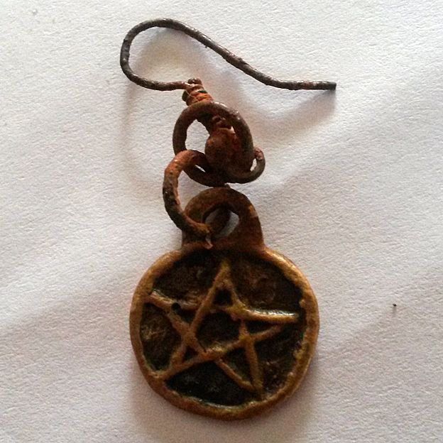 Earring with round pendant engraved with a star