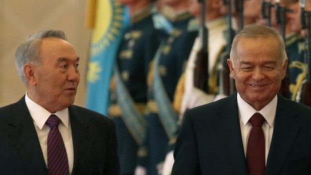 Kazakh President Nursultan Nazarbayev (L) and his Uzbek counterpart Islam Karimov in the capital Astana, on 7 September 2012.