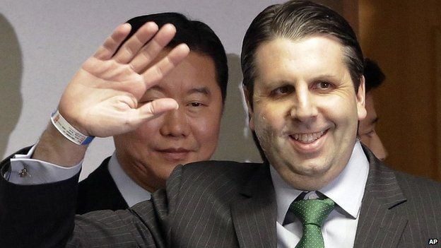U.S. Ambassador to South Korea Mark Lippert waves as he arrives to hold a press conference before being discharged from Severance Hospital in Seoul, South Korea, Tuesday, March 10, 2015.