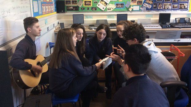 Osian Huw Williams yn hyfforddi rhai o'r bobl ifanc sy'n rhan o'r prosiect