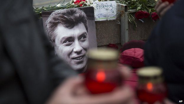 Mourners pay tribute to Boris Nemtsov in Moscow on 7 March 2015