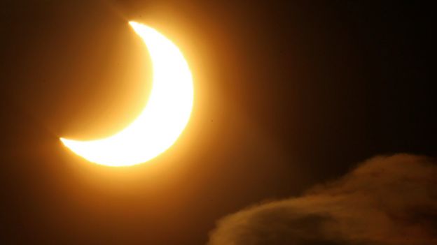 Selfie danger during solar eclipse, eye experts warn - BBC News