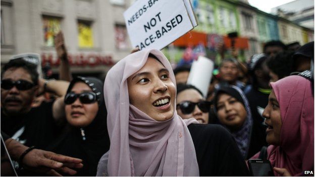 Nurul Izzah (C), daughter of Malaysian opposition leader Anwar Ibrahim, joins a "Kita Lawan" (Fight Back) rally in Kuala Lumpur, Malaysia, 7 March 2015