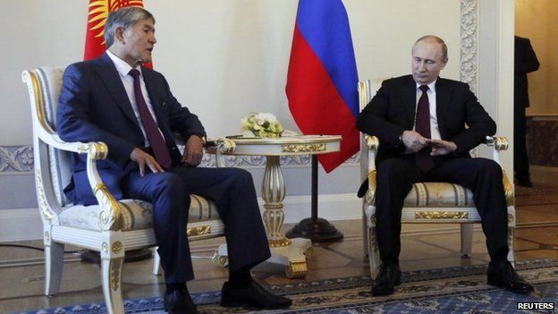 Kyrgyzstan President Almazbek Atambayev (left) with Mr Putin