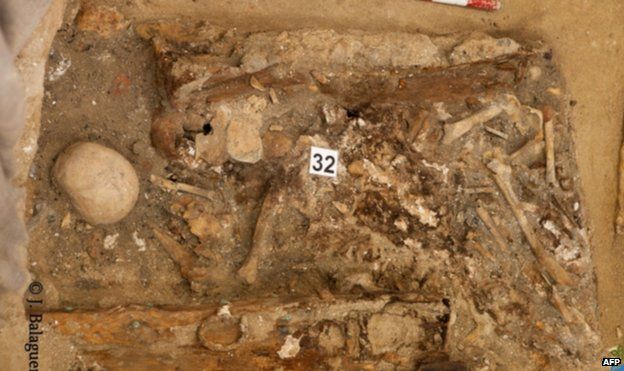 Archaeological reduction with remains of several individuals - handout from Sociedad Aranzadi