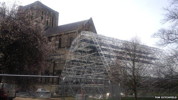 Winchester Cathedral roof frame lift postponed - BBC News