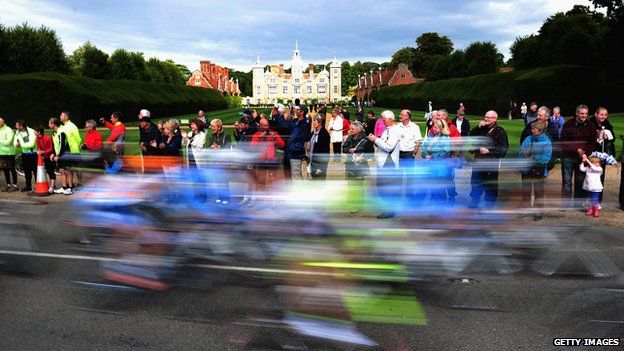 The 2010 Tour of Britain passes Blickling Hall