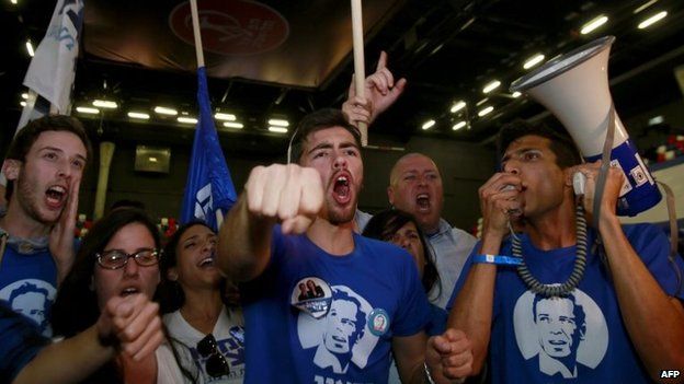 Supporters of the centre-left Zionist Union party react to the exit polls outside the party's headquarters during the announcement of the first official results of Israel's parliamentary elections in the city of Tel Aviv, 17 March 2015