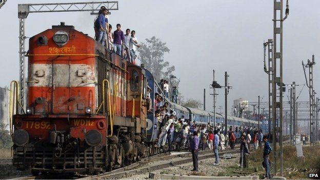 Indian train derails in Tamil Nadu - BBC News