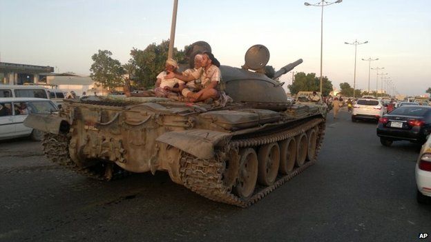 Militiamen loyal to President Abdrabbuh Mansour Hadi travel on top of a tank in Aden, southern Yemen (19 March 2015)