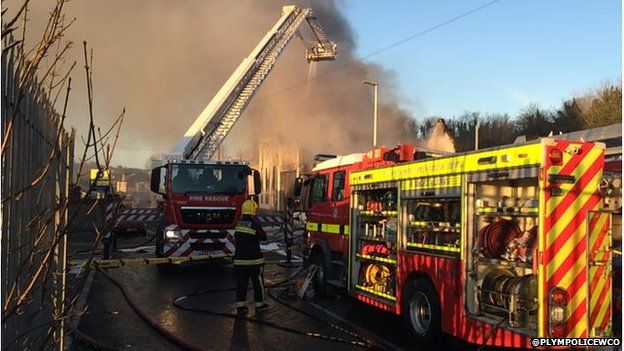 Plymouth tyre warehouse collapses in blaze - BBC News