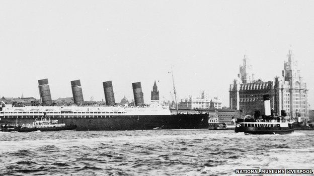 Lusitania in front of Liver Building