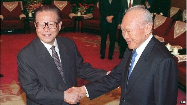 Chinese President Jiang Zemin (L) welcoming Singapore's Senior Minister Lee Kuan Yew (Dec 1997)
