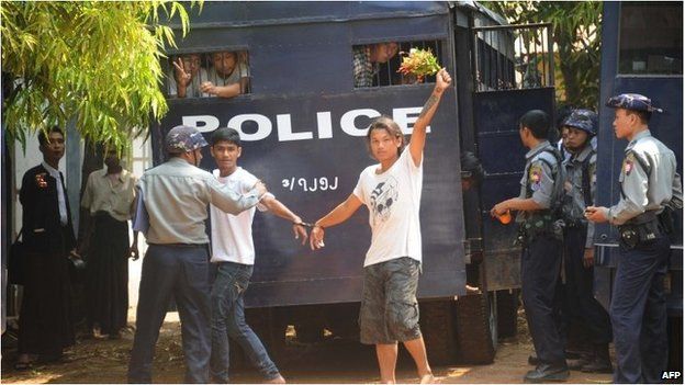 Students taken into court in Letpadan, Myanmar (25 March 2015)