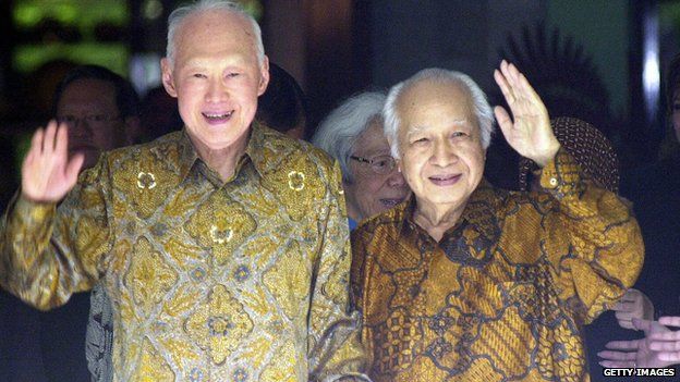 Lee Kuan Yew (L) and former Indonesian dictator Suharto wave to journalists after their meeting in Jakarta, 22 February 2006