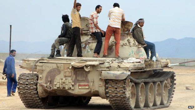 Militiamen loyal to President Abdrabbuh Mansour Hadi at al-Anad air base in Yemen (24 March 2015)